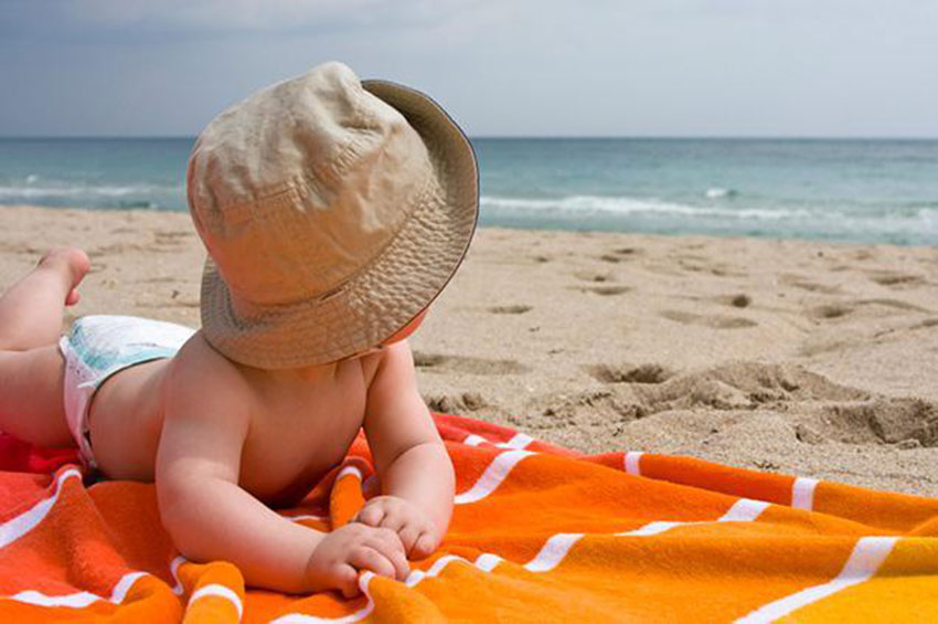 Bebê na praia pós-quarentena: Quais os cuidados?
