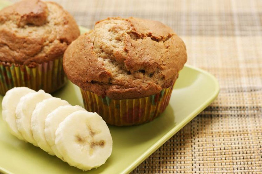 Suplementação Gourmet: Cupcake de banana com pasta de amendoim e calda de whey protein