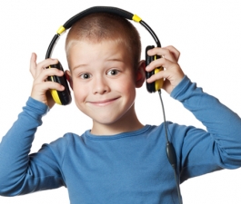 Dia Mundial da Audição destaca benefícios do tratamento precoce  para perda auditiva na infância