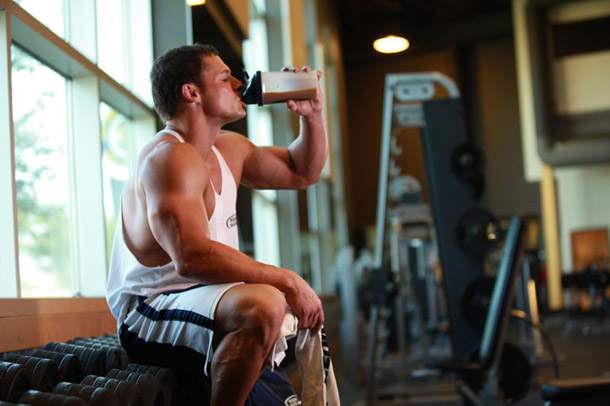 Energético e whey protein: é seguro misturar essas substâncias para treinar?