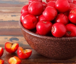 Acerola ajuda a manter a pele bonita e bronzeada para o verão 