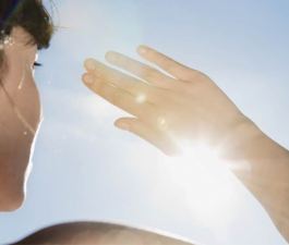 Entenda os danos que as radiações UVA, UVB, calor e luz visível causam na pele