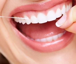 Os danos causados pela falta do uso de fio dental