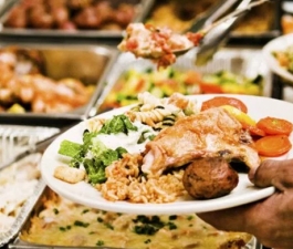Como manter uma alimentação leve e saudável fora de casa?