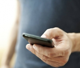 Inclinação da cabeça para usar smartphone pode provocar doenças na coluna, adverte ortopedista