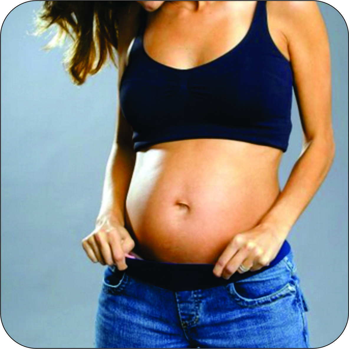 Mulher bonita e cheia de charme exibindo a barriguinha