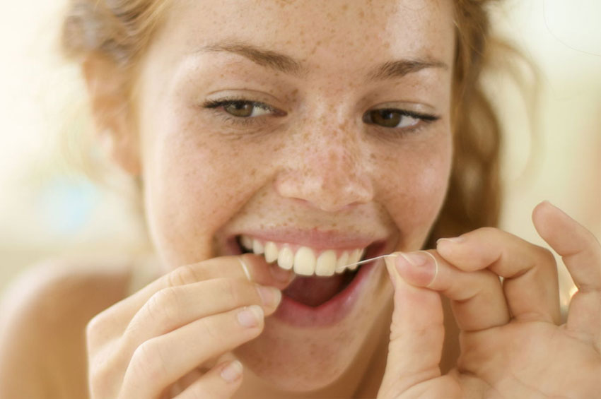 Fio dental: qual a forma correta de usar?