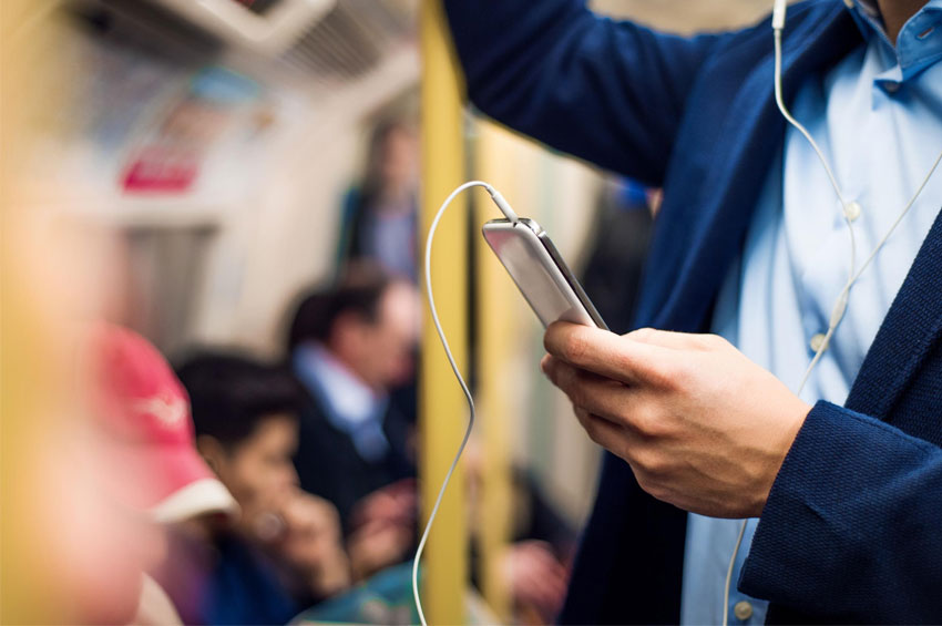 4 problemas que o celular pode causar à pele