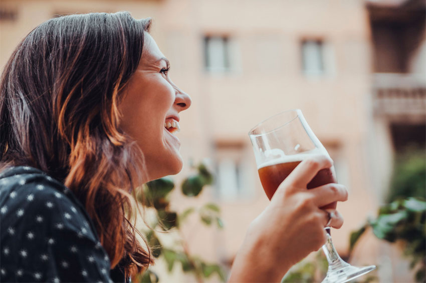 Consumo elevado de álcool pode aumentar risco de rosácea em mulheres, aponta estudo