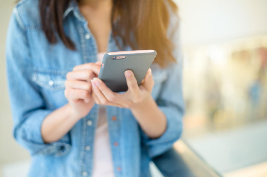 Postura incorreta ao usar eletrônicos pode causar a síndrome text neck 