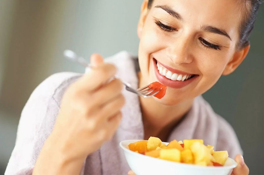 Lanches saudáveis ao longo do dia são estratégia para manter dieta, diz especialista