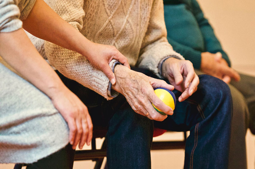 Depressão atinge pessoas que cuidam de familiares com Alzheimer
