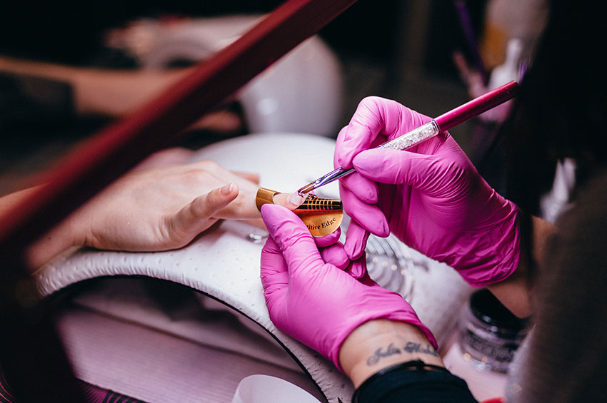 Epidemia de alergia após uso de unhas artificiais em gel e acrílico preocupa dermatologistas