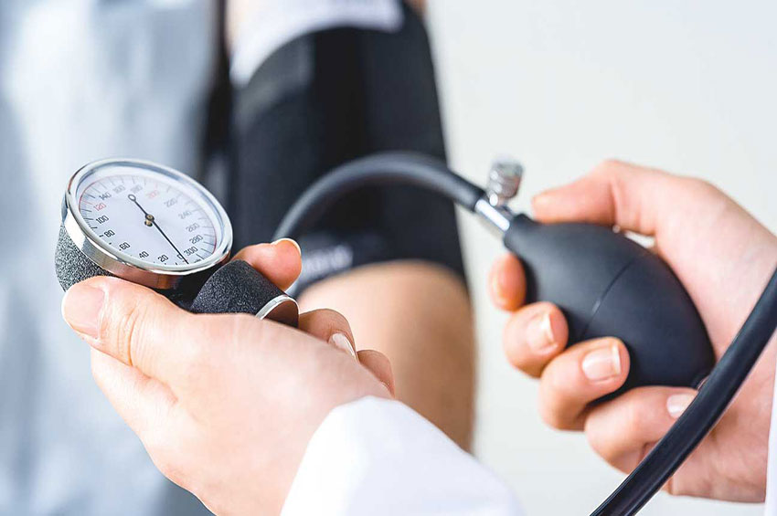 Hipertensos devem ficar atentos às quedas de pressão arterial durante o verão