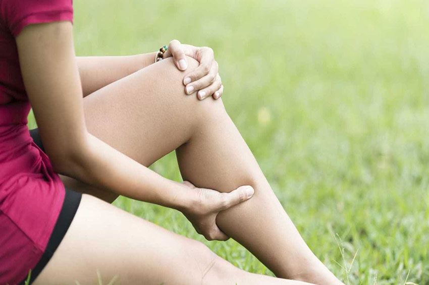 Calor favorece inchaço nas pernas e especialista dá dicas para evitar a situação
