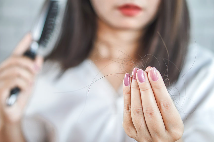 7 razões pelas quais seus cabelos estão caindo
