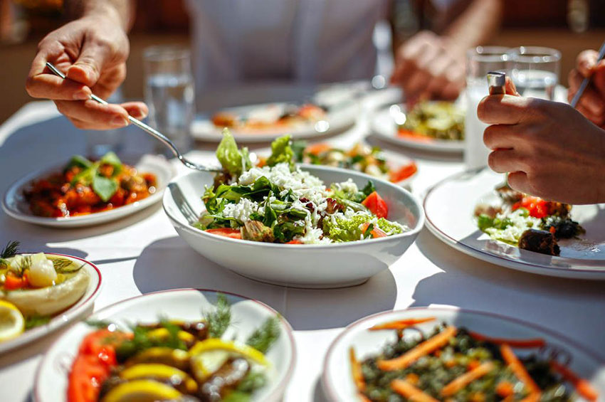 Nutricionista dá dicas para manter uma alimentação saudável durante as festas de fim de ano 