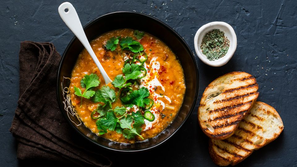 6 passos para fazer uma sopa saudável e saborosa para os dias frios