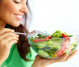 Confira alimentos que não podem faltar no cardápio feminino