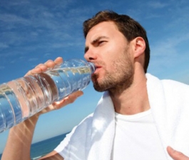 Palavra do Especialista: Ingestão de água em associação a carboidratos e implicações na saúde dos praticantes de exercícios