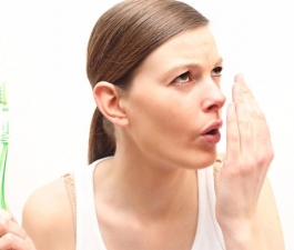 Mau hálito? Saiba como higienizar a língua corretamente e se prevenir da halitose