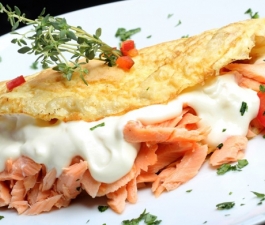 Dietary Guidelines (EUA) indica: mantenha hábitos saudáveis a mesa com salmão
