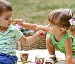 Saiba como a relação entre irmãos contribui à alimentação infantil