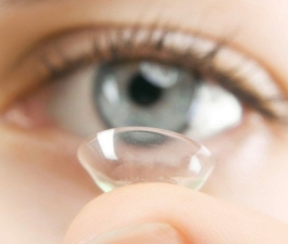 Hábitos de higiene equivocados aumentam  chances de contaminação das lentes de contato