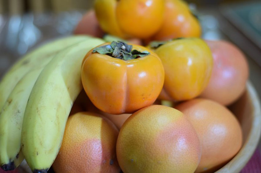 Banana, caqui e maracujá são algumas das frutas da época em abril
