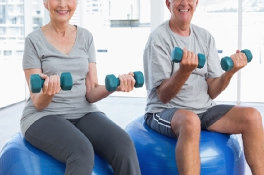 Cinco exercícios para idosos praticarem em casa