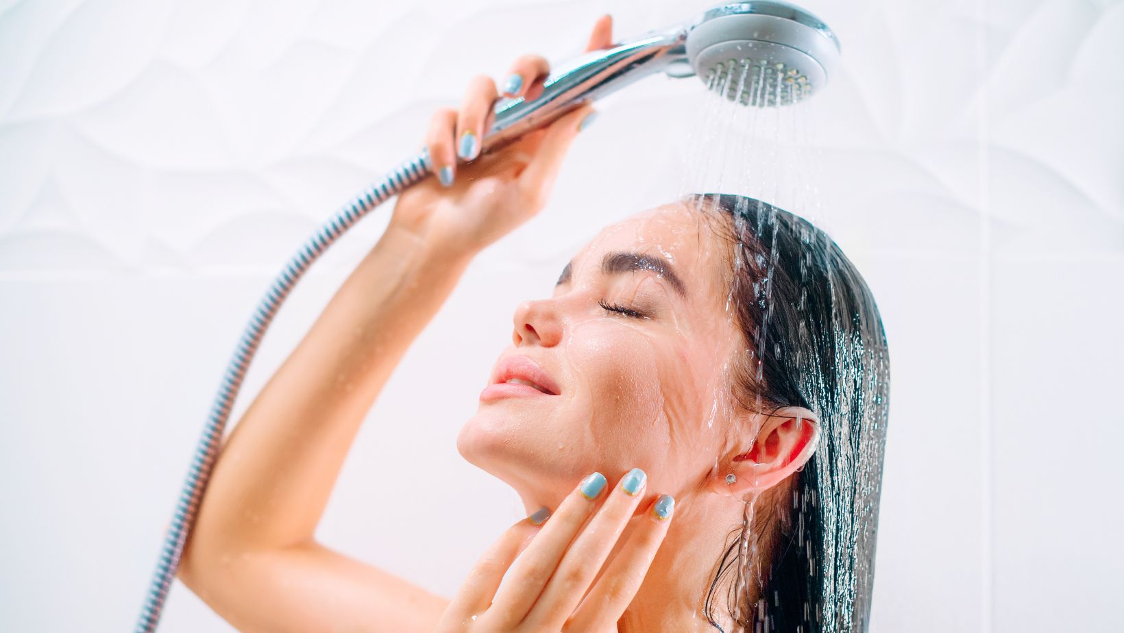 Dias frios: Entenda como o banho quente está prejudicando o seu cabelo, especialista explica como salvar os fios
