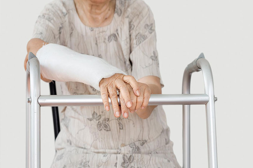 Isolamento e fraturas: Saiba como prevenir complicações ortopédicas em idosos   