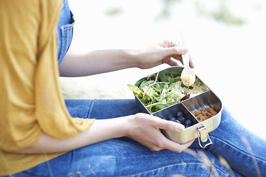 Nutricionista dá dicas para comer bem e manter a higienização da marmita na volta à rotina 