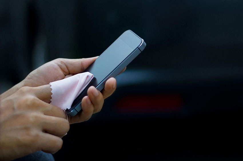 Coronavírus: Álcool em gel para as mãos não deve ser usado para desinfetar celulares e eletrônicos