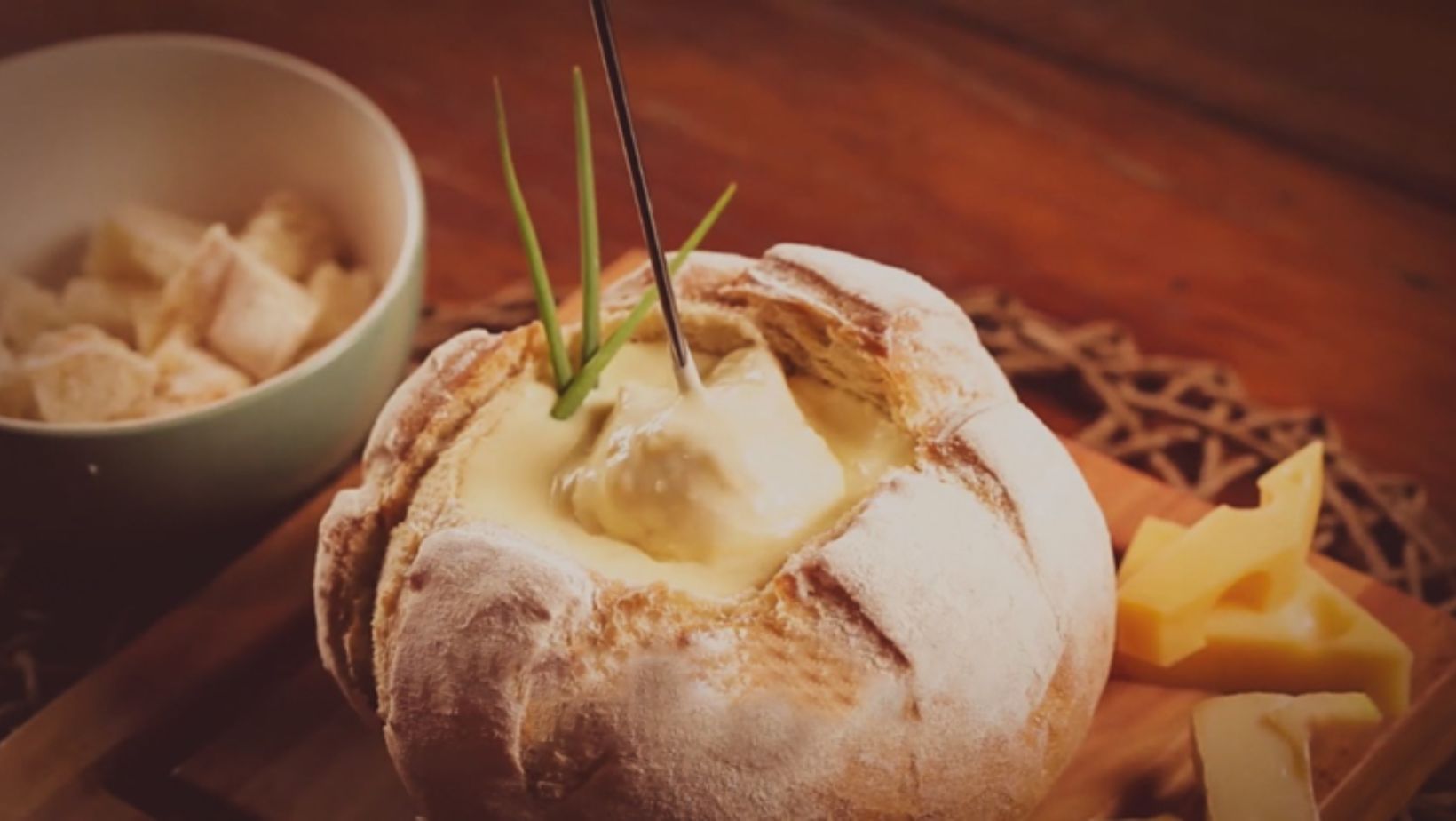 Para deixar o Dia dos Namorados ainda mais romântico, invista na receita de queijo cremoso no pão italiano da Água Doce