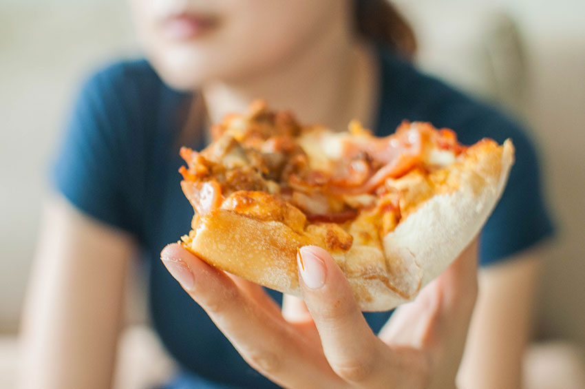 Isolamento social e compulsão alimentar: como controlar?