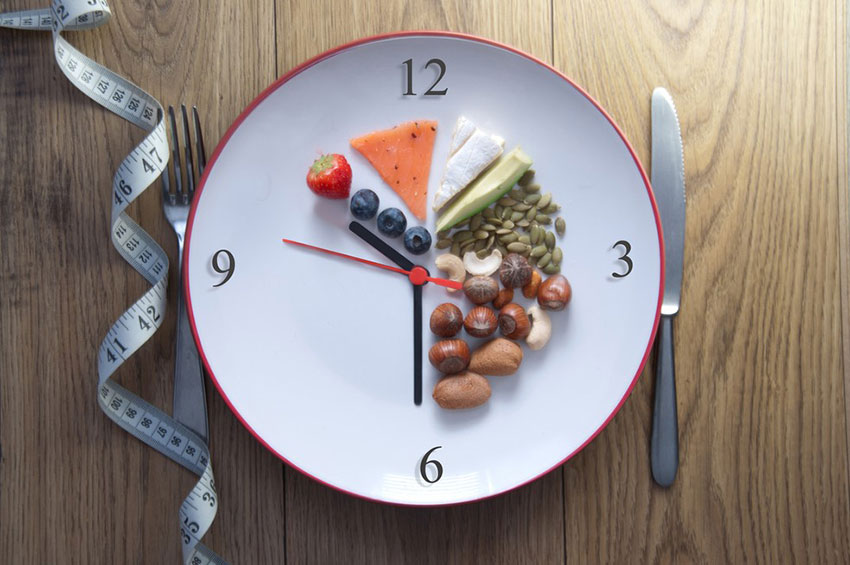 Jejum intermitente: Conheça os mitos e as verdades sobre a prática alimentar 