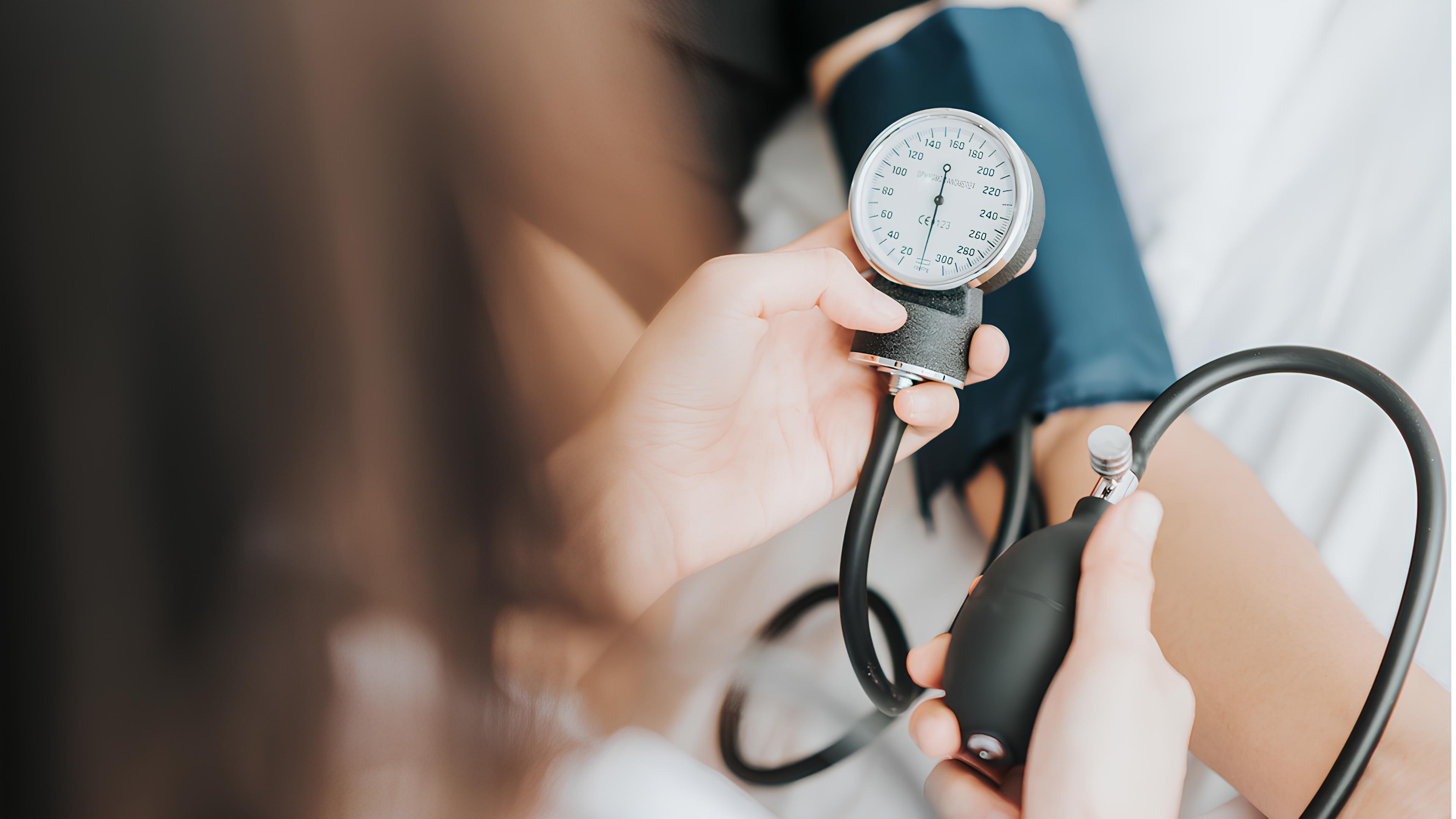 Pressão alta amplia risco de AVC e exige atenção redobrada no verão