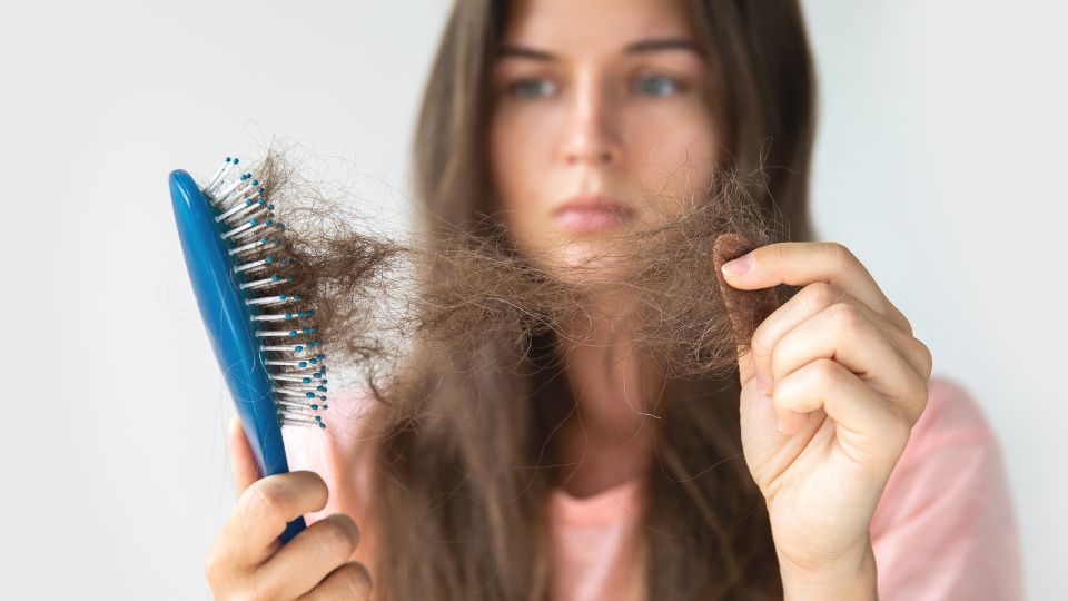 Queda de cabelo pode aumentar no verão? Entenda o segredo