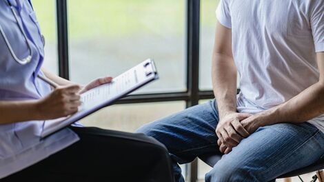 Abril Lilás destaca importância do diagnóstico precoce no câncer de testículo, doença que atinge homens jovens