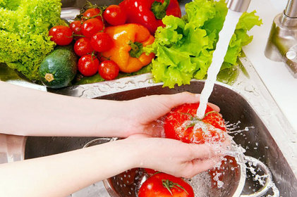 Limpeza correta ajuda a diminuir agrotóxicos em alimentos e evita doenças