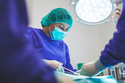 Cirurgia combinada: Entenda o que é e quais são recomendadas