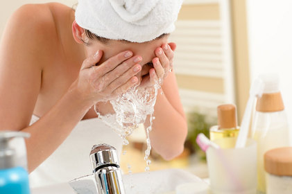 Como cuidar da pele oleosa? Dermatologista dá dicas   