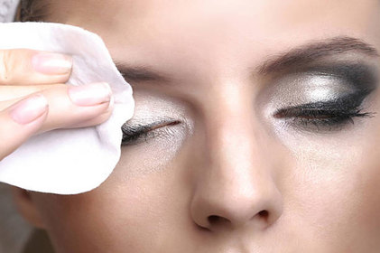 Dermatologista alerta sobre prejuízos de dormir maquiada
