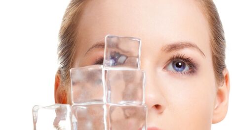 Água com gelo no rosto: diminuição do inchaço e benefícios para o viço da pele