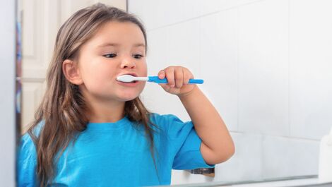 Especialista explica como os pais podem ajudar as crianças a cuidarem dos dentes