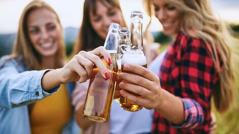 Consumo de álcool durante a menopausa pode aumentar o risco de doenças graves