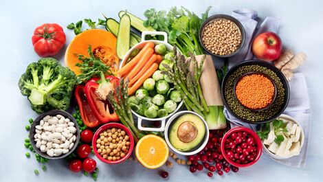 Todo vegano precisa suplementar vitaminas? Entenda quais os nutrientes necessários