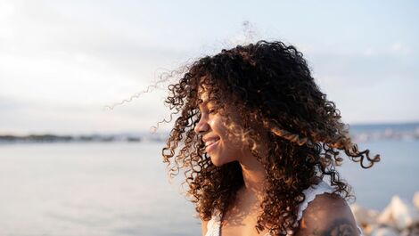 Especialista indica cuidados com cabelo e pele durante temporada de ventos