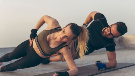 4 exercícios para afinar a cintura e reduzir a flacidez na barriga